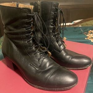 Frye Courtney 9.5 Black Leather Lace-Up Ankle Boots